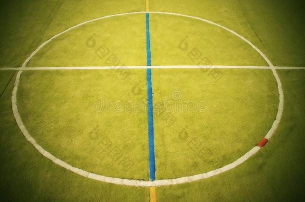 空荡荡的户外手球游乐场，地面上的塑料浅绿色表面和白色的蓝色界线。