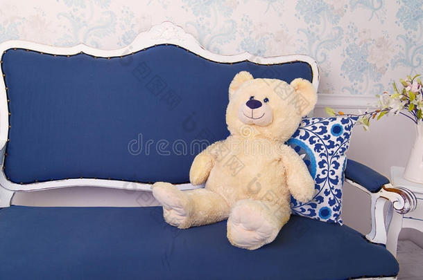 蓝色<strong>古典</strong>风格的<strong>沙发</strong>，白色泰迪熊
