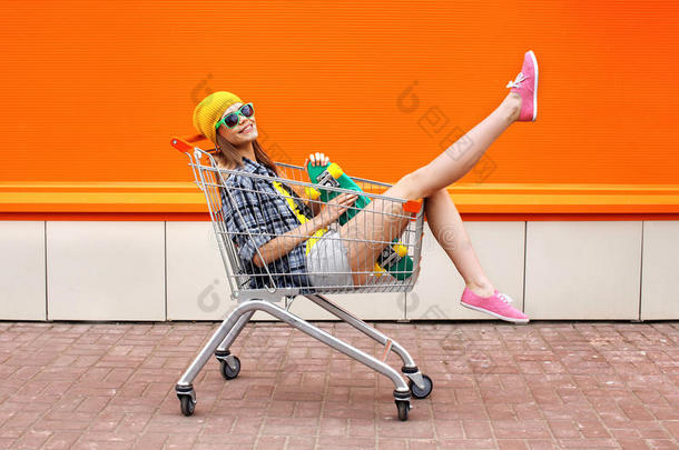 时尚潮人酷女孩与滑板在购物车