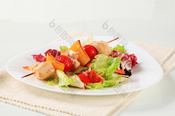 鸡肉串和蔬菜沙拉