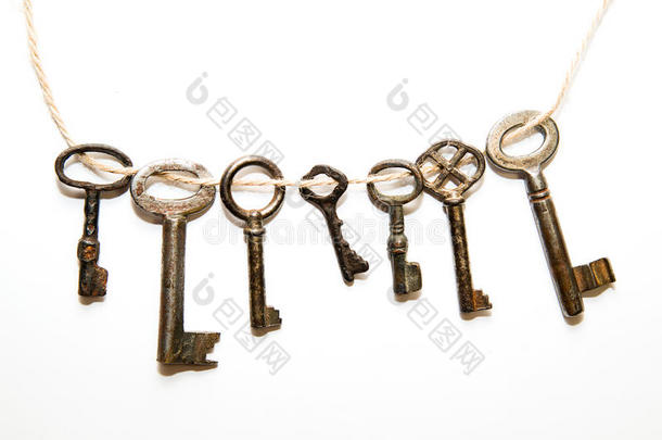 白色背景的锁上有很多老式钥匙