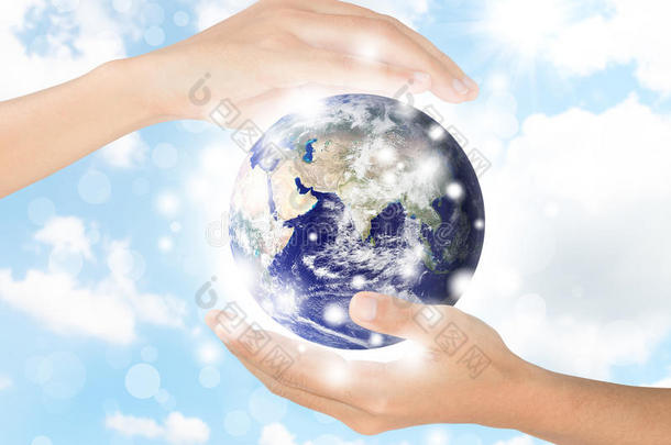 手保护地球，地球元素由美国宇航局完成