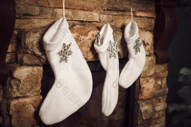 圣诞袜子挂在壁炉里。 新年