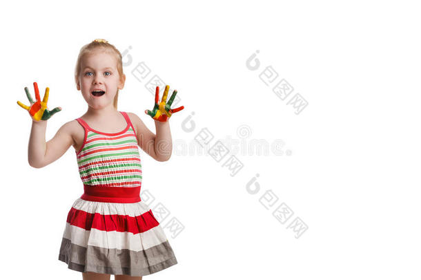 有趣的小女孩，用五颜六色的<strong>颜料画</strong>手。 孤立的