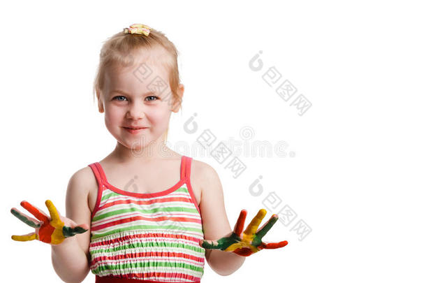 有趣的小女孩，用五颜六色的颜料画手。 孤立的