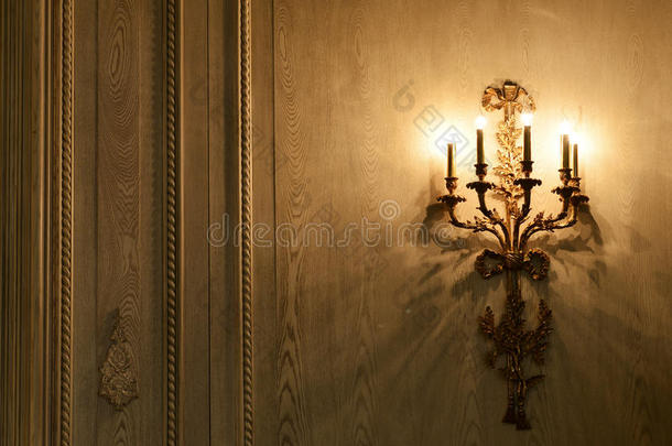 木制墙壁上的经典墙壁照明