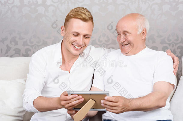 祖父和孙子在相框里有照片