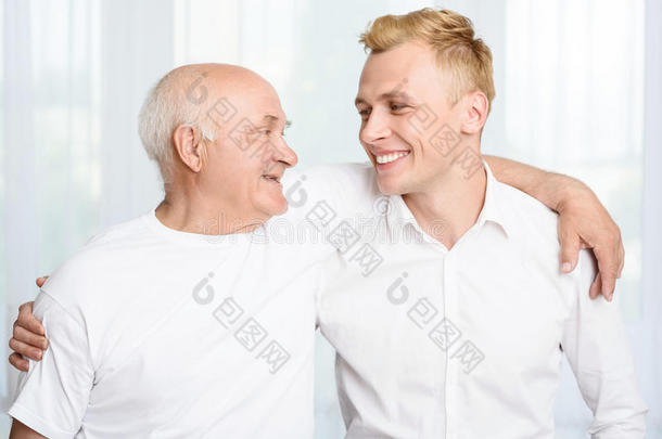 祖父和孙子互相拥抱