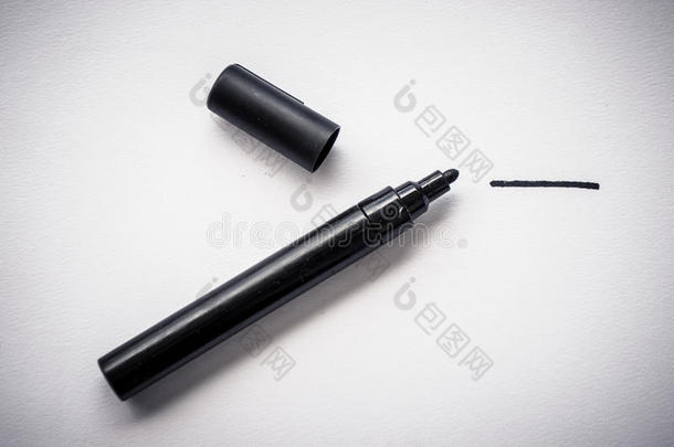 黑色钢笔和一条手绘线，隔离在白色背景上。
