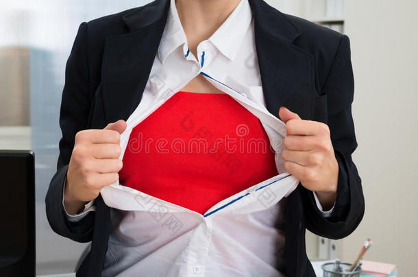 女商人<strong>撕开</strong>她的衬衫，露出红色的服装