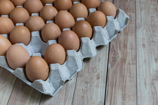 缺席概念：一个鸡蛋从一群鸡蛋中<strong>消失</strong>。