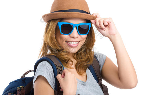 亚洲女人带着帽子和太阳镜去旅行