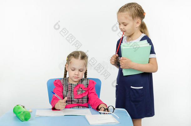 女孩老师热情地看着笔记本上的学生