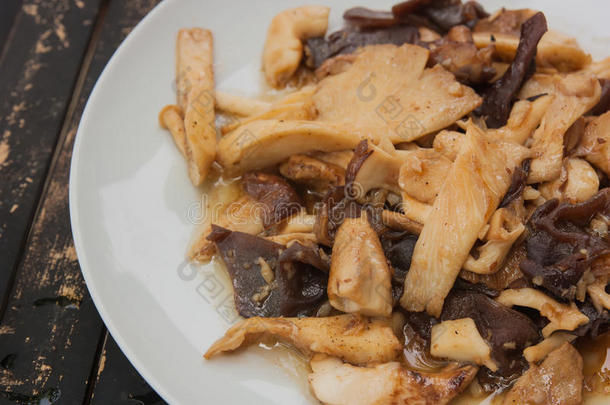 蚝油炒蘑菇。