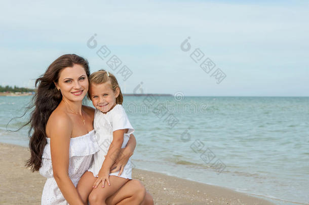 快乐美丽的母女享受沙滩时光