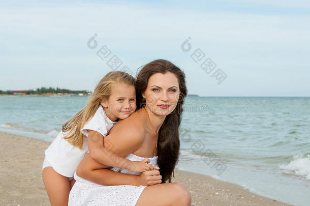 快乐美丽的母女享受沙滩时光