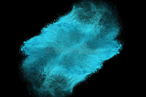 蓝色粉末爆炸隔离在黑色背景上