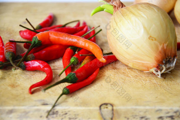 辣椒和洋葱与厨房工具在白色背景