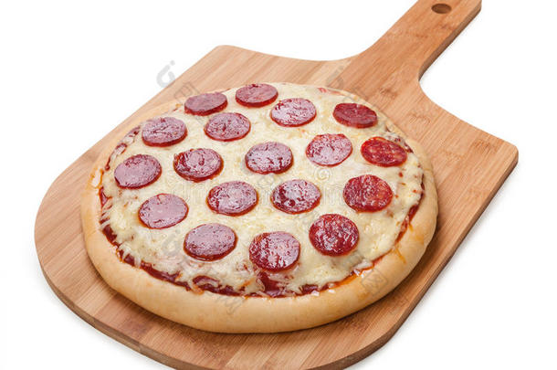 新鲜美味的意大利香肠披萨，白色背景