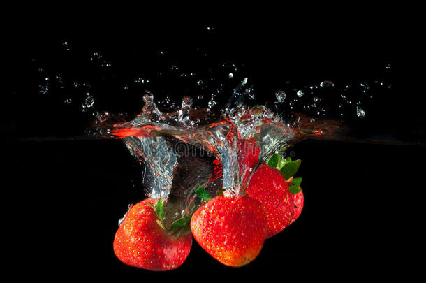 草莓溅入水中