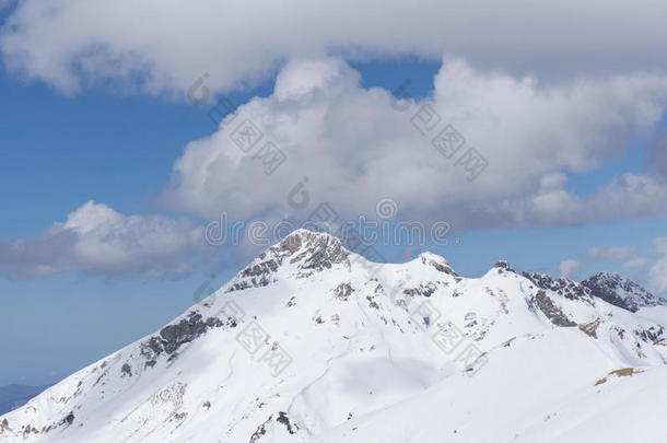 喀拉斯纳亚多拉那多云的山地景观