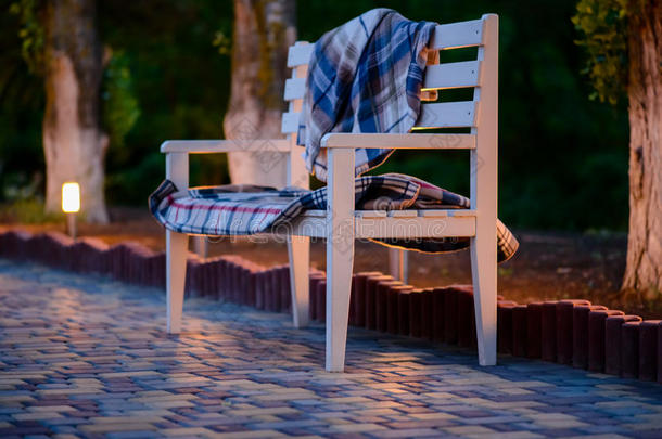 后面长凳建筑咖啡色椅子