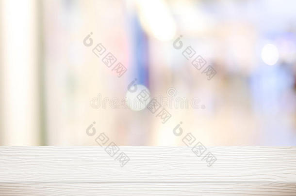 空的白色桌子和模糊的存储Bokeh背景