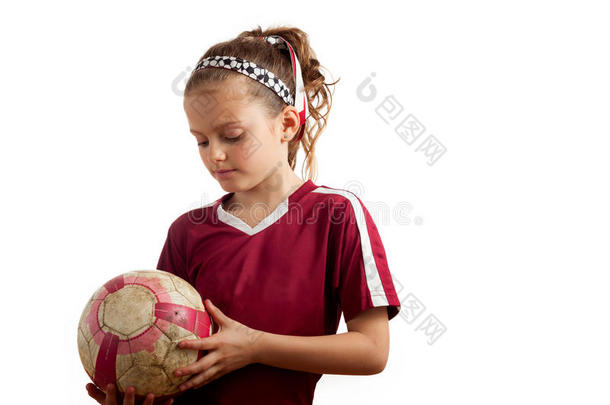 女孩正在玩一个足球向下看
