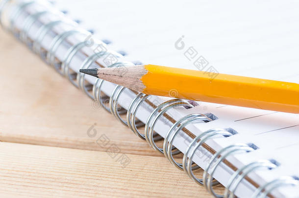 笔记本上的特写铅笔