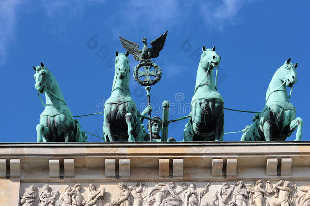 勃兰登堡门(BrandenburgerTor)，德国柏林著名的地标，18世纪末重建为新古典主义