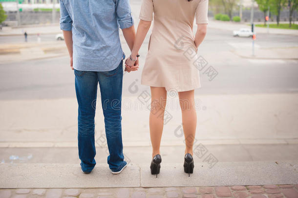 美丽时尚的年轻夫妇站在一个大城市的背景上，爱，约会，生活方式，浪漫