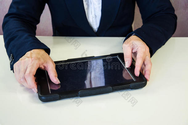 女商人用平板电脑把信息输入手机