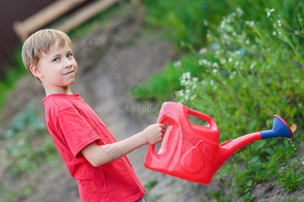 男孩浇水花园