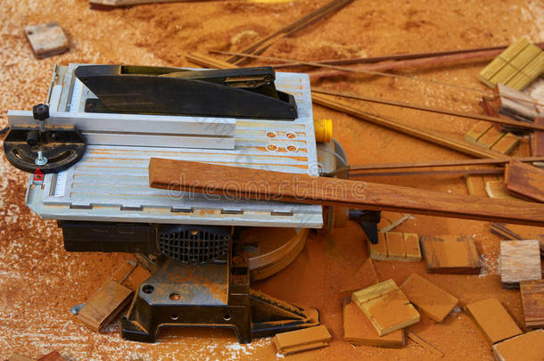 圆桌锯木工工具和锯末