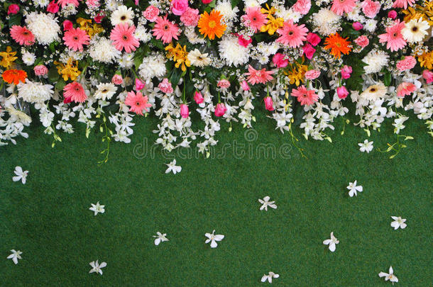 婚礼草坪背景花卉布置