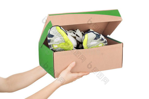 双手拿着鞋子在盒子里