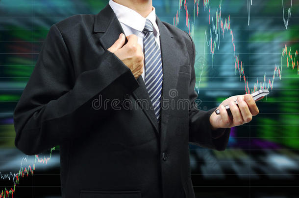 商人持有手机与股票市场图