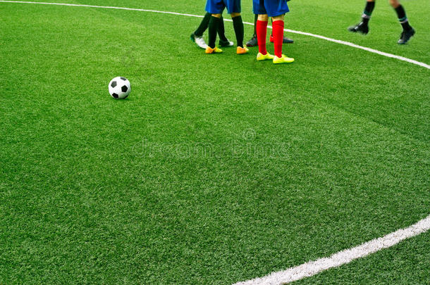 绿色足球场草地，白色标线，<strong>男孩踢足球</strong>背景