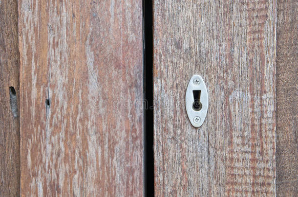 打开的木门上的老钥匙孔