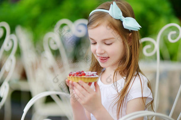 可爱的小女孩吃新鲜<strong>草莓蛋糕</strong>