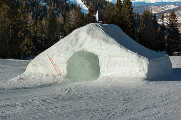 冰冻隧道，白云岩山脉的雪地公园