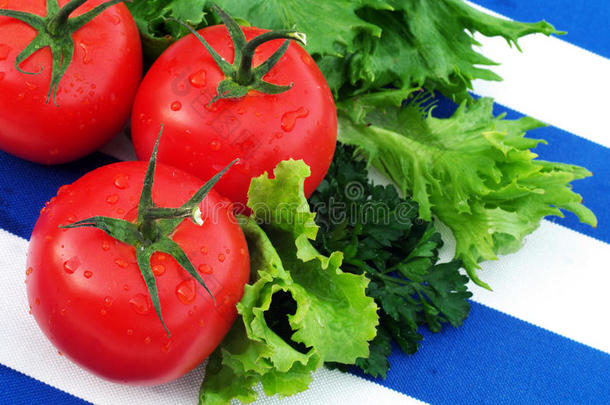 新鲜蔬菜：成熟的西红柿和绿色<strong>生菜叶</strong>