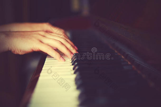 钢琴键盘上女钢琴家的手