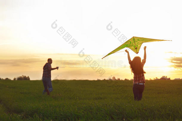 一个男人带着一个女孩放风筝