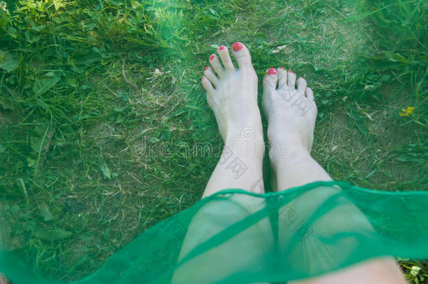 脚踩在草地上