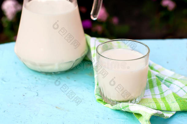 一杯牛奶和一壶牛奶