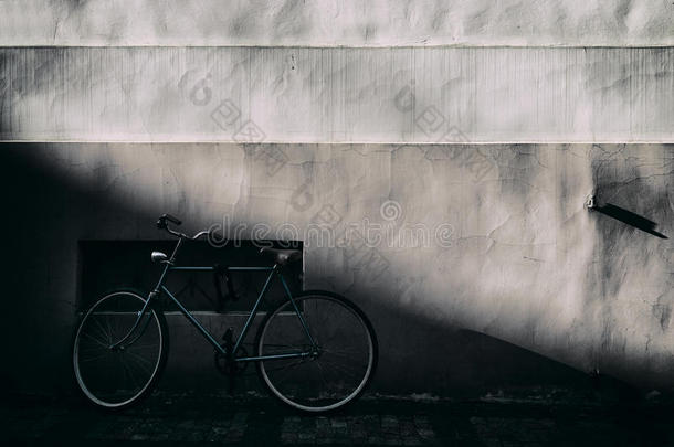 骑自行车的人在一堵老墙上松了一口气