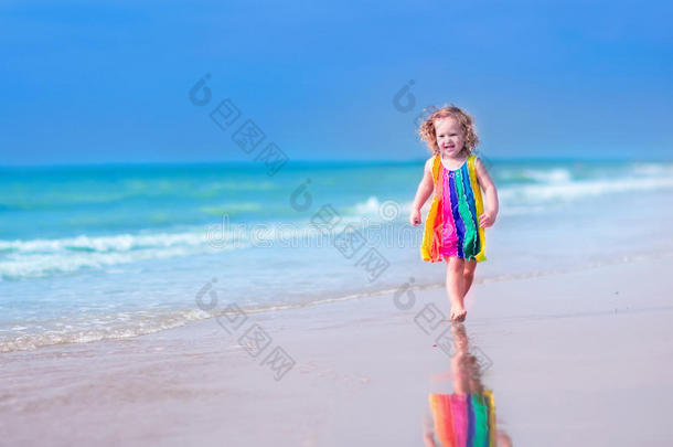 在海滩上<strong>奔跑</strong>的<strong>小女孩</strong>