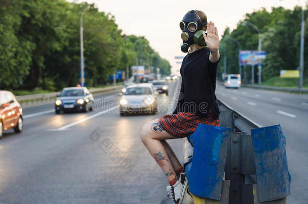 空气污染的生态概念。 戴防毒面具的女人