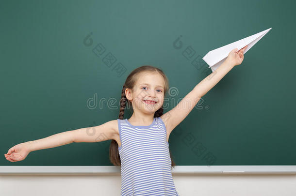 靠近学校董事会的女孩带着纸飞机